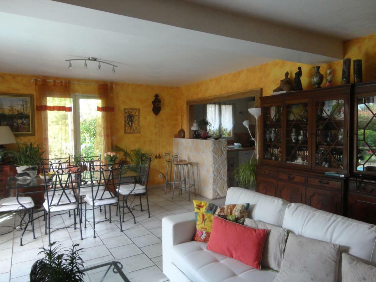 Deux Chambres Chez L'Habitant Dans Villa De Charme Avec Piscine Et Proche Mer Cuers Exteriör bild